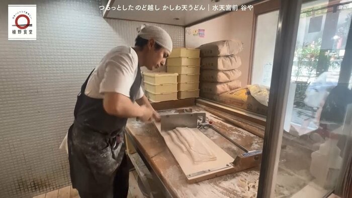 店内からうどんを打ったり切ったりする様子が見える