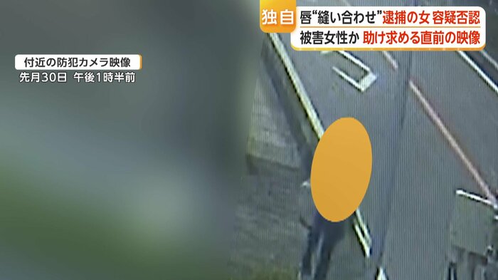 左手にカバンを持ち、ゆっくり歩く女性
