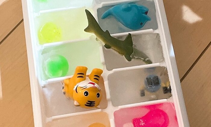 息子さんお気に入りのおもちゃたち。凍ったサメはシュールな見た目…