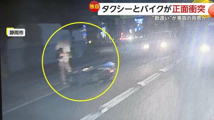 転倒したバイクとライダーとみられる人物(視聴者撮影)