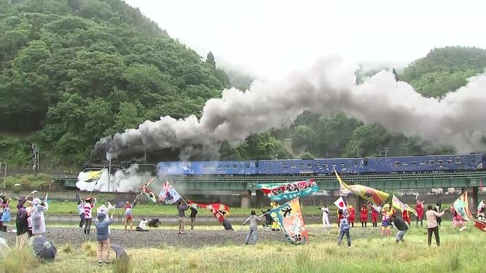 河川敷でも多くのファンがSL銀河を見送った
