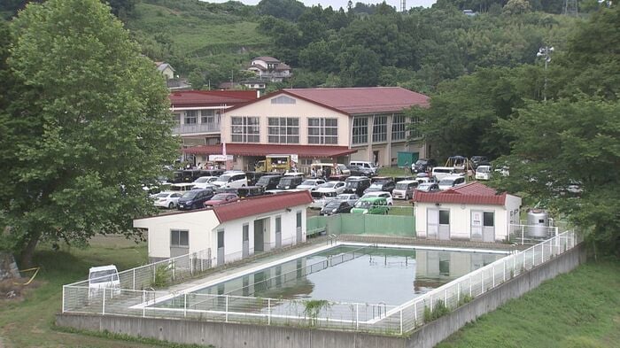 山あいにある信更小学校