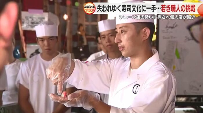 ケータリングサービスで握りを教える植松さん
