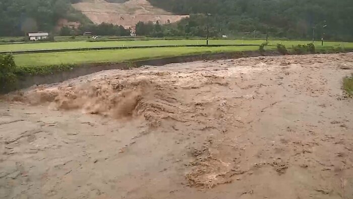 私都川が氾濫(鳥取・八頭町)