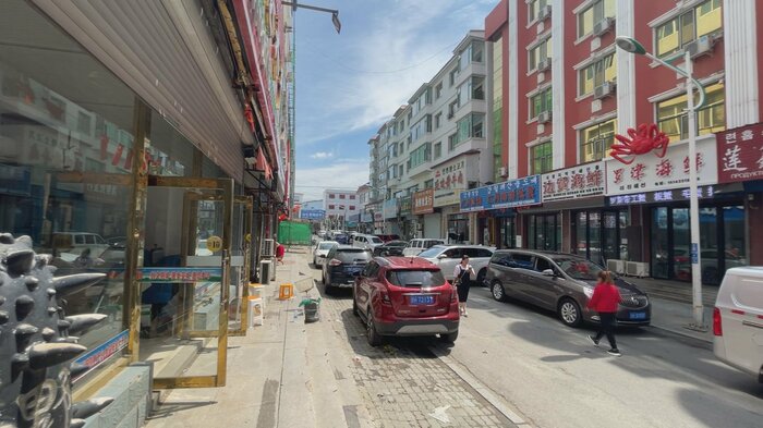 琿春にある海鮮店が軒を連ねる通り