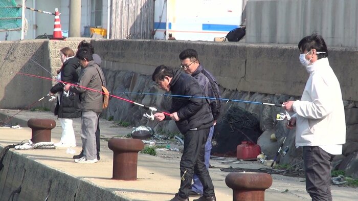 4人は釣りを楽しんだ