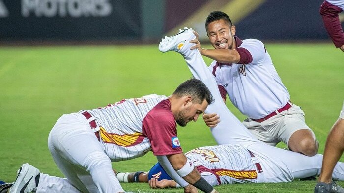 2019年のプレミア12で代表の調整をする本間さん