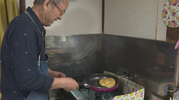 夕食の準備する夫の重樹さん