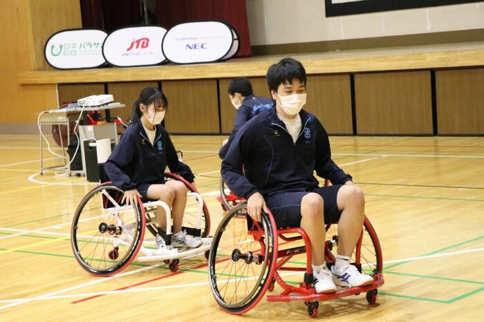 生徒たちは車いすレースを通じて様々なことを知る