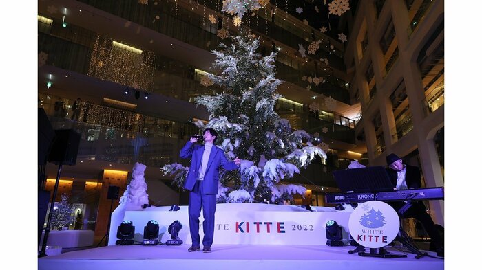 巨大クリスマスツリーの下で生歌唱する松下洸平