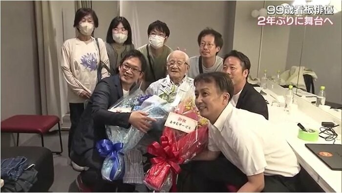 主治医の橋本医師、あゆむの家管理者の柴山祐一郎さん、スタッフに囲まれる岡田忠雄さん