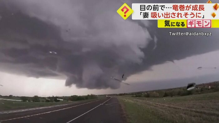 竜巻が大きくなり、中心の渦が地面に近づいていく