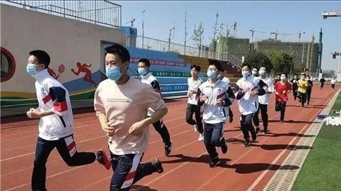 中国の再開された学校ではマスク着用が義務付けられ、体育の授業中に生徒が死亡する事故が相次いでいる