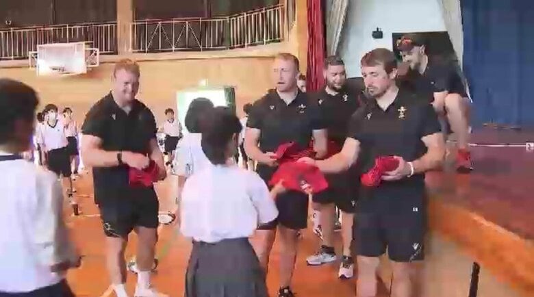 ラグビーのウェールズ代表と交流　中学生がウェールズ国歌を披露　5日に日本代表と試合　福岡・北九州市｜FNNプライムオンライン