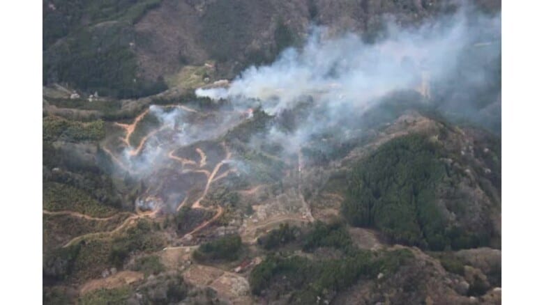 【続報】火事発生から約30時間後に鎮火　ドラム缶から煙…草地に火が燃え移る（島根・江津市）｜FNNプライムオンライン