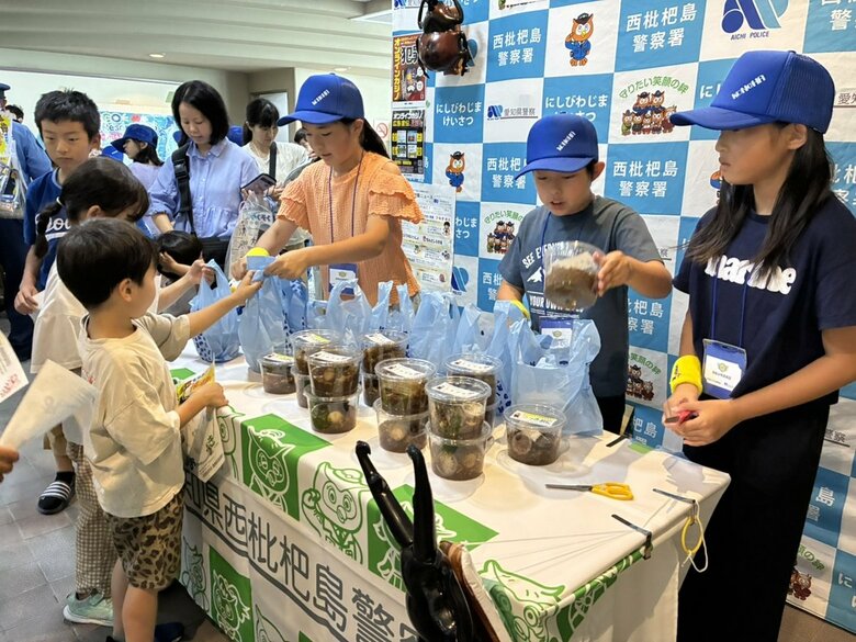 「子どもの危険をカット！」防犯少年団の小学生が“クワガタ”を配って同世代の子供達に注意呼びかけ 愛知県清須市｜FNNプライムオンライン