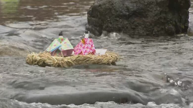 ひなまつりの伝統行事「かなんばれ」　払いたい災いや悩み事を書いた短冊をひな人形とともに川に流す「戦争や病気も無くなるように」　長野・北相木村｜FNNプライムオンライン