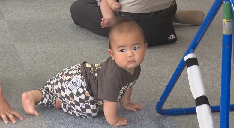 「喉が乾いた時には脱水に」子どもの熱中症　予防法は？「早めの水分補給」　汗が止まる、呼びかけに応答しない「重症」は“迷わず救急車を”　 体調の変化に気づくには「反応・呼吸・皮膚の色」｜FNNプライムオンライン