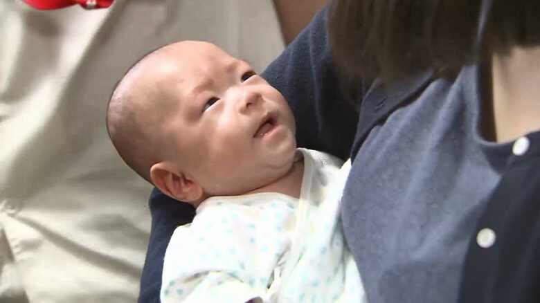 “世界最小”手のひらサイズ258ｇで生まれた男の子 元気に退院へ！｜FNNプライムオンライン