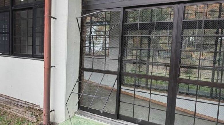 クマが小中学校の施設を壊す　網戸に爪痕　近くに潜んでいる可能性　通常通り授業　屋外活動を当面中止　長野・塩尻市｜FNNプライムオンライン