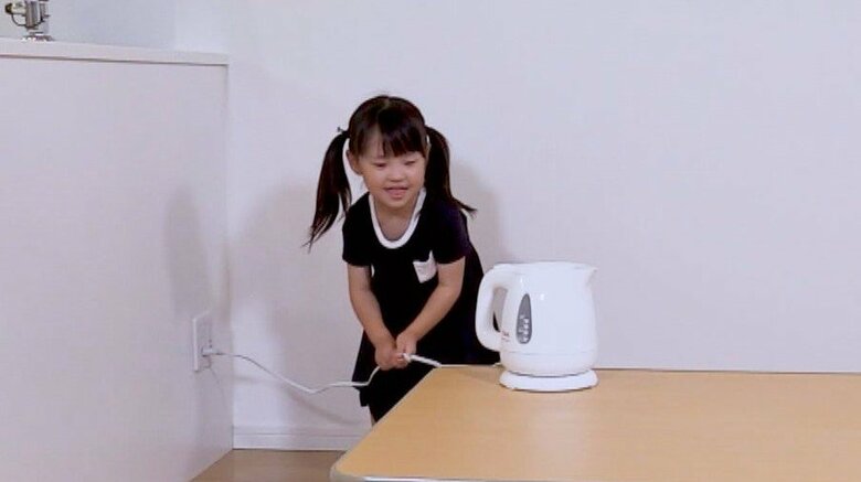 家と違い対策が不十分なことも…親戚宅やホテル等で“子供の思わぬケガ”に注意 ポットのやけどや指挟みなど｜FNNプライムオンライン