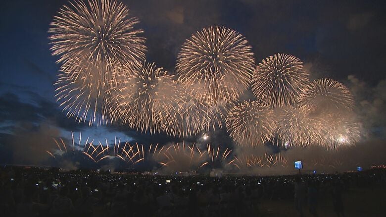 【長岡花火】鎮魂・平和への願い込めた“花火”が夜空に…長岡空襲から80年の節目迎える「ずっと平和が続けば」新潟｜FNNプライムオンライン