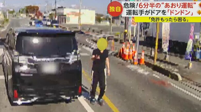 1人の男性が降りてきた。指をさしながら何かを訴える