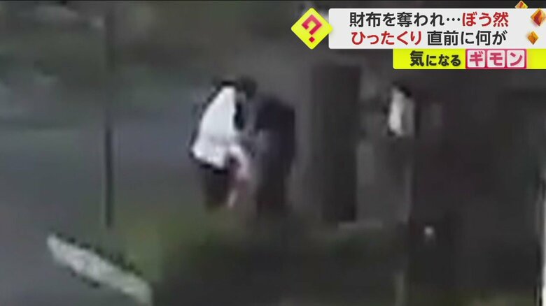 白い服の男が手を伸ばし…