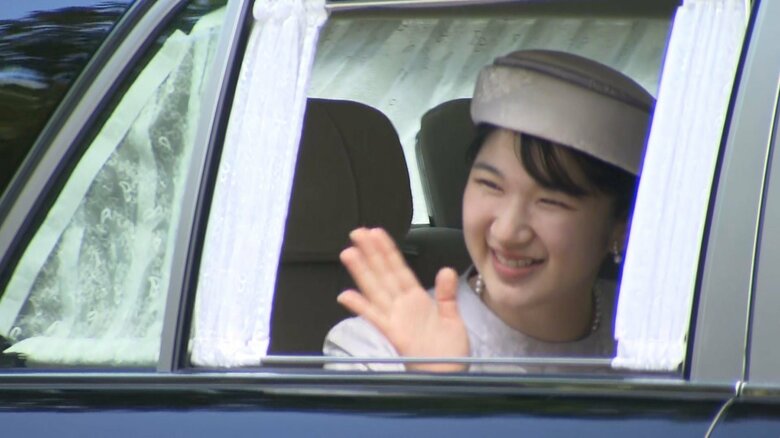笑顔で手を振り、上皇ご夫妻のもとに向かわれた愛子さま（10月20日午前）