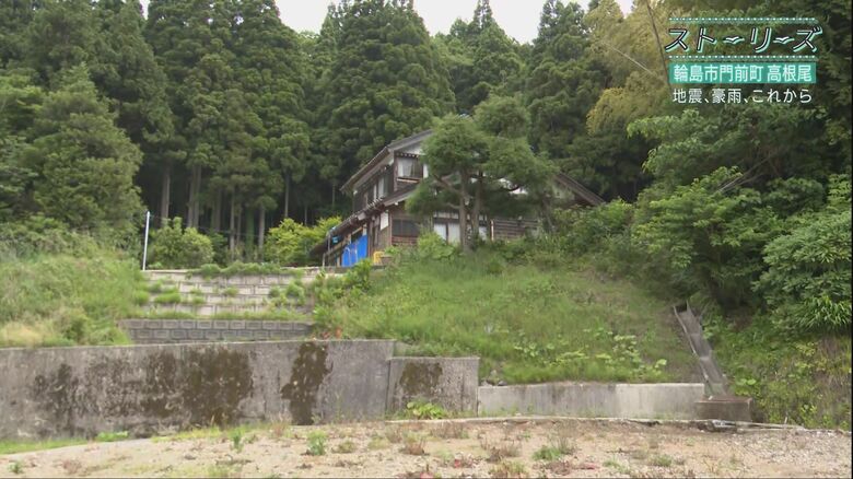 倉橋さん宅の敷地のすぐ上に建つ杉山さんの家
