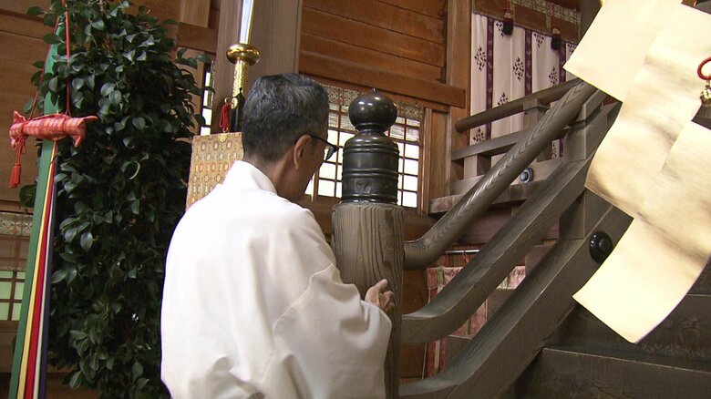 手すりの微妙な倒れ具合を指摘する権宮司の宮田さん