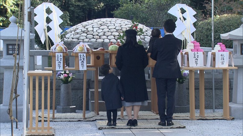 守谷さん一家4人が拝礼