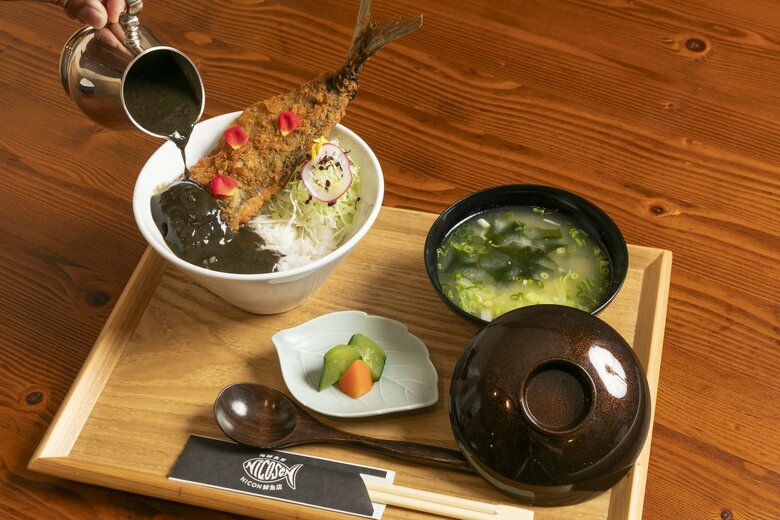 NICON鮮魚店　地アジフライのブイヤベース風墨カレー丼　1600円（税込）