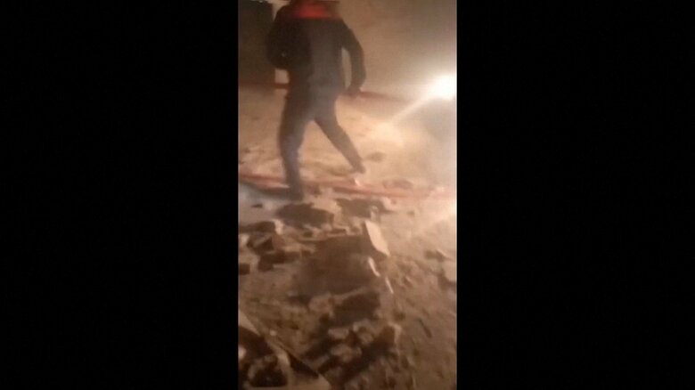 攻撃後の様子とされる映像より。この攻撃で結婚式会場が被害を受けたとされる。