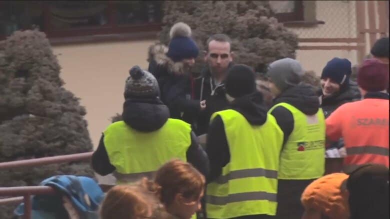 ウクライナから避難した人であふれるポーランド・プシェミシル駅（2月27日）