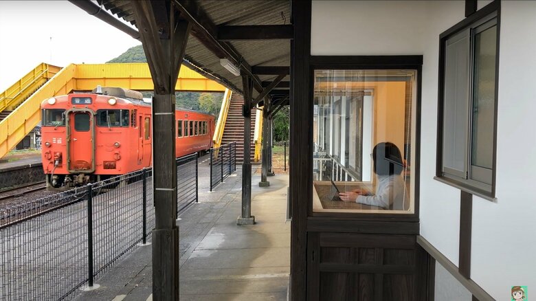 出窓からは列車の往来が見られる