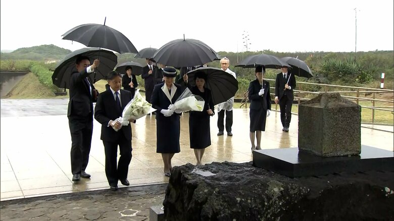 「天山慰霊碑」を訪問された天皇皇后両陛下