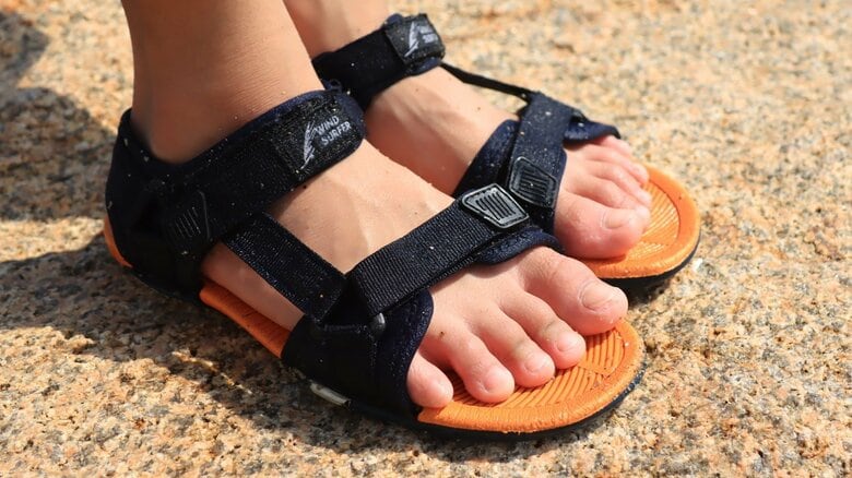 ストラップがあり、締め具合を調整できるものが望ましい（画像はイメージ）