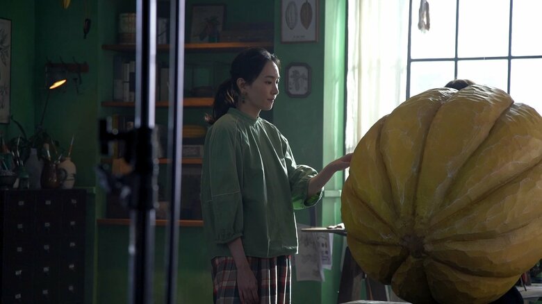 撮影の合間にカカオをつんつん…