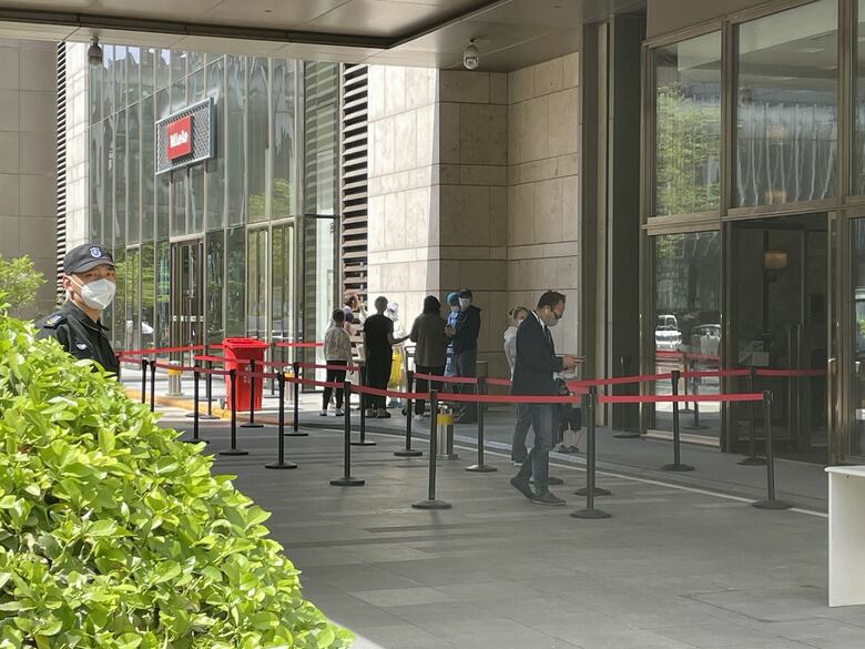 マンションの下にはすぐに規制線が敷かれた