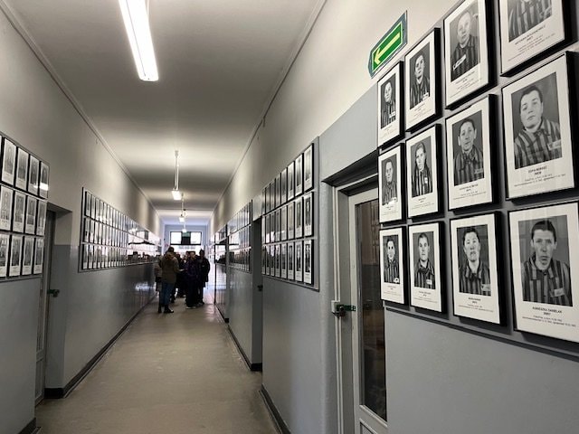 壁一面に殺害された人々の写真が並ぶ