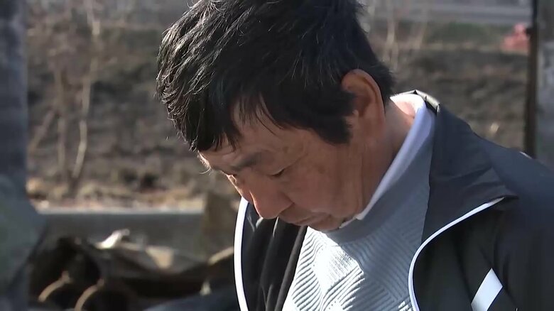 黙とうを捧げる漁師の亘理孝一さん