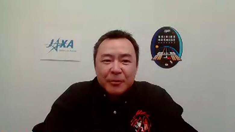 オンラインで”地球帰還”会見を行った星出宇宙飛行士(3日午前)