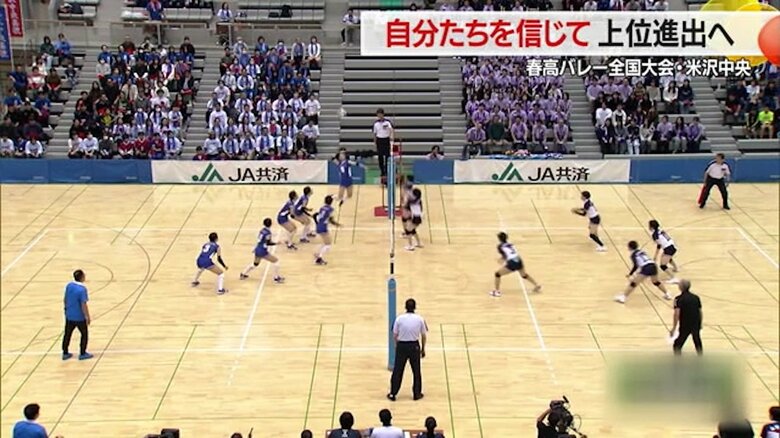 5年連続、14回目の出場を決めた米沢中央（左）