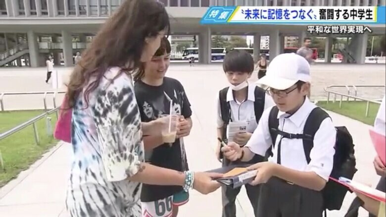 外国人観光客に英語で話しかける竹野君