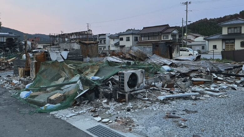 東川今さんの全焼した自宅（山林火災後）