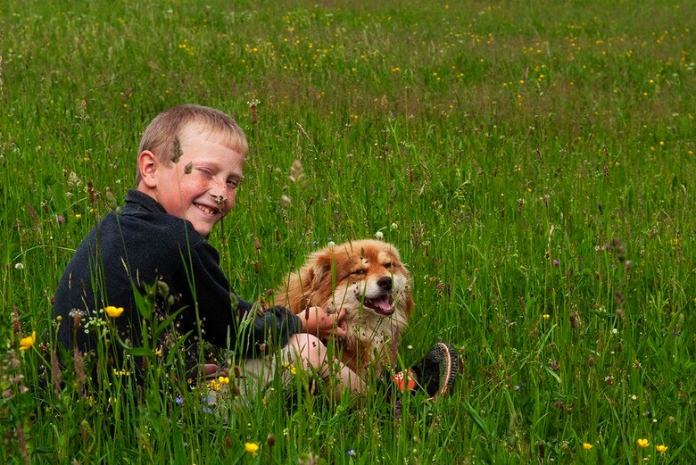 ウクライナ西部で撮影した少年。はにかむ笑顔が印象的だ