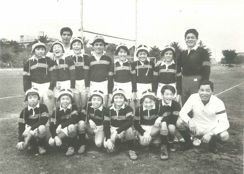 小学校5年　ラグビー部の仲間と（後列左端が坂さん） Courtesy of Shigeru Ban Architects