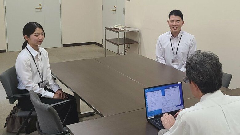 取材に答える大平七瀬さん（左）と千葉大夢さん（右）