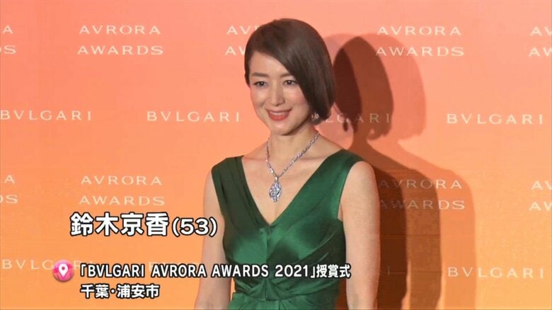 グリーンの胸元が開いたドレスで　鈴木京香さん